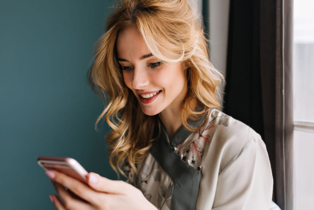 micro cheating texting